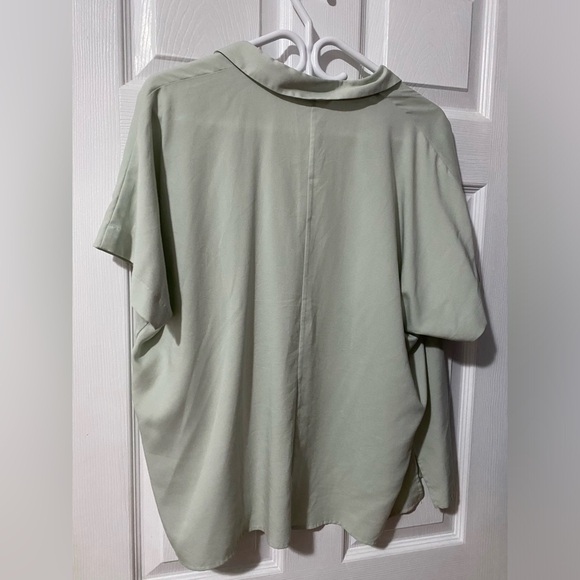 Uniqlo shirt size medium - Picture 2 of 3